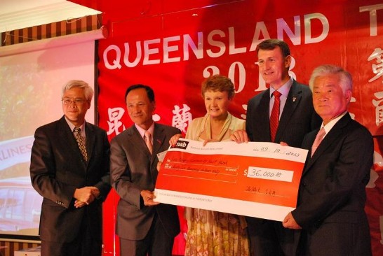 市長夫婦代表接受36,000澳元捐款支票
