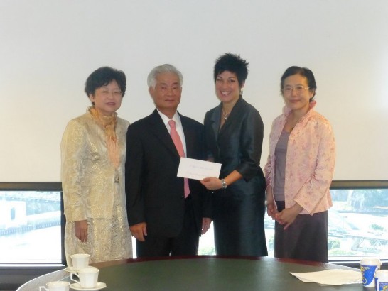 州長夫人接受溫錦文董事長捐款 (昆州長夫人接受台灣慈善基金會捐款)