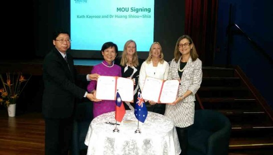 布里斯本辦事處賴處長維中、高雄女中校長黃秀霞博士、布里斯本市市議員Angela Owen-Taylor、昆士蘭州議會議員Freya Ostapovitch MP及CCC執行校長Kath Kayrooz於簽署MOU後合影。 （由左至右）