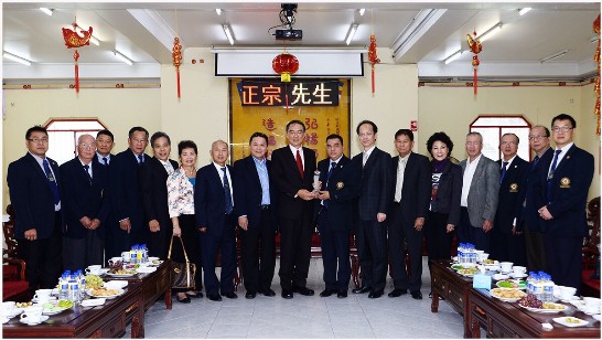 沈正宗處長（中立者）接受江念慈會長致贈紀念品並與來賓合影