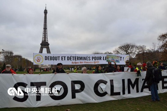 巴黎氣候協定正式通過，數千人聚集在艾菲爾鐵塔前，要求一份更具抱負的協議