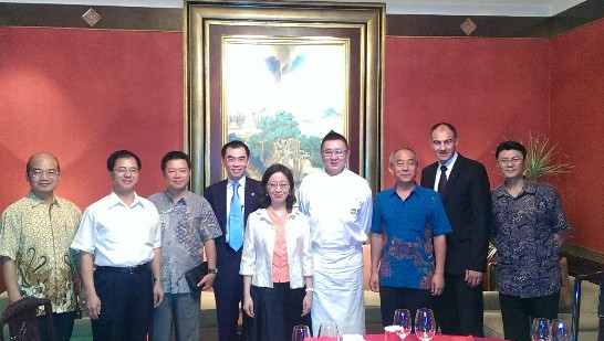 葉公使非比偕同仁與劉博士合影。