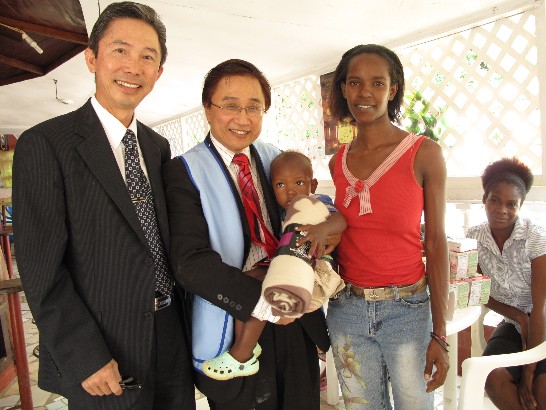 與災民合影Photo with those who suffered lost by Hurricane Tomas