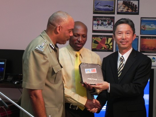 左起(From the left)警察署長方薩(Commissioner Vernon Francois)、國安部長梅爾斯(Minister Guy Mayers)、周台竹大使(Amb. Tom Chou)