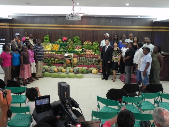 周台竹大使夫婦與農民合影(Amb. Tom Chou and Mrs. Chou with farmers)