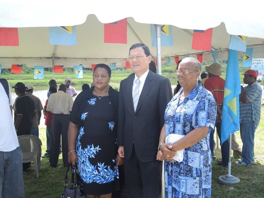 章計平大使(中)與露國農業部代次長Mrs. Sonina Monrose(左),示範養殖戶Mrs. Emeline Charles(右)合影