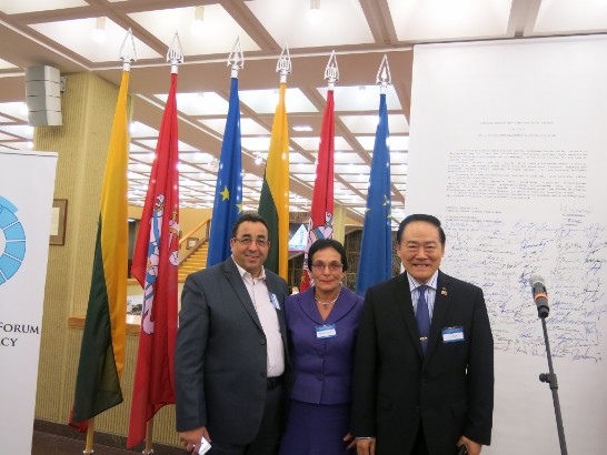 葛大使與突尼西亞國會議員Mannai(左)及立陶宛國會議員Pavilioniene(中)合照
