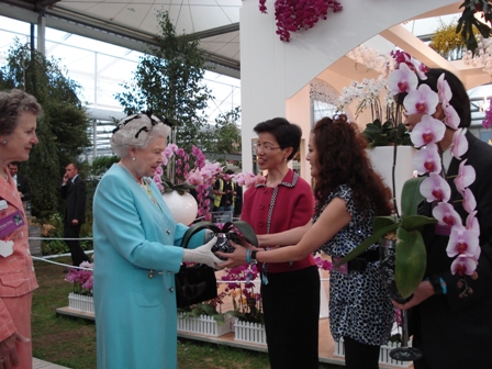 Queen Elizabeth visits Taiwan display at Chelsea Flower Show