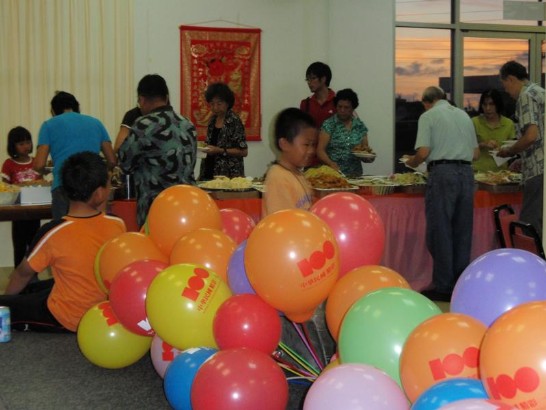 親子活動餐會現場佈置印有我國建國一百年圖案的各色汽球