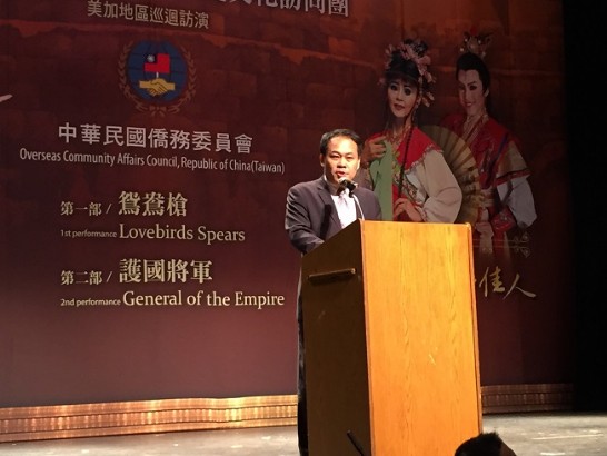 104年國慶文化訪問團於美國德州休士頓大學卡倫堂演出，黃敏境處長應邀上台致詞說明中華民國在國際間扮演中華文化領航者以及致力保存與發揚具台灣特色的中華文化。