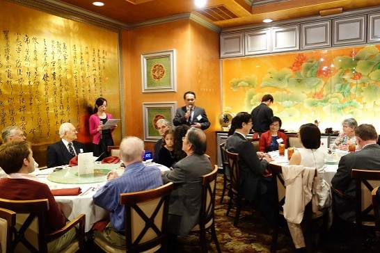 駐休士頓辦事處黃敏境處長夫婦出席「休士頓牛津大學校友協會」2016年農曆春節餐會並接受該校友協會慰悼0206台南震災之書面聲明。