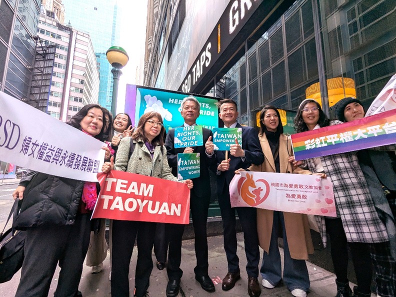 經文處李志強大使(右五)、外交部非政府組織國際事務會副執行長康嘉棋(右四)及台灣NGO婦女團體共同宣布文宣活動起跑。