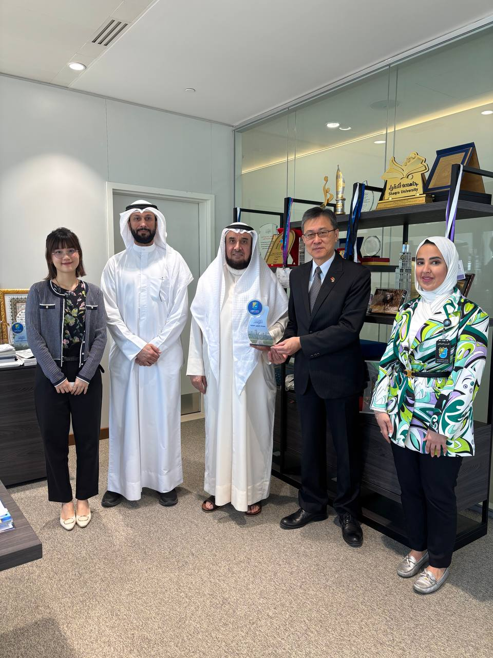 本(2025)年4月20日譚代表(右2)赴科威特大學(Kuwait University)會晤學務長Jasem M. Al-Handam。
