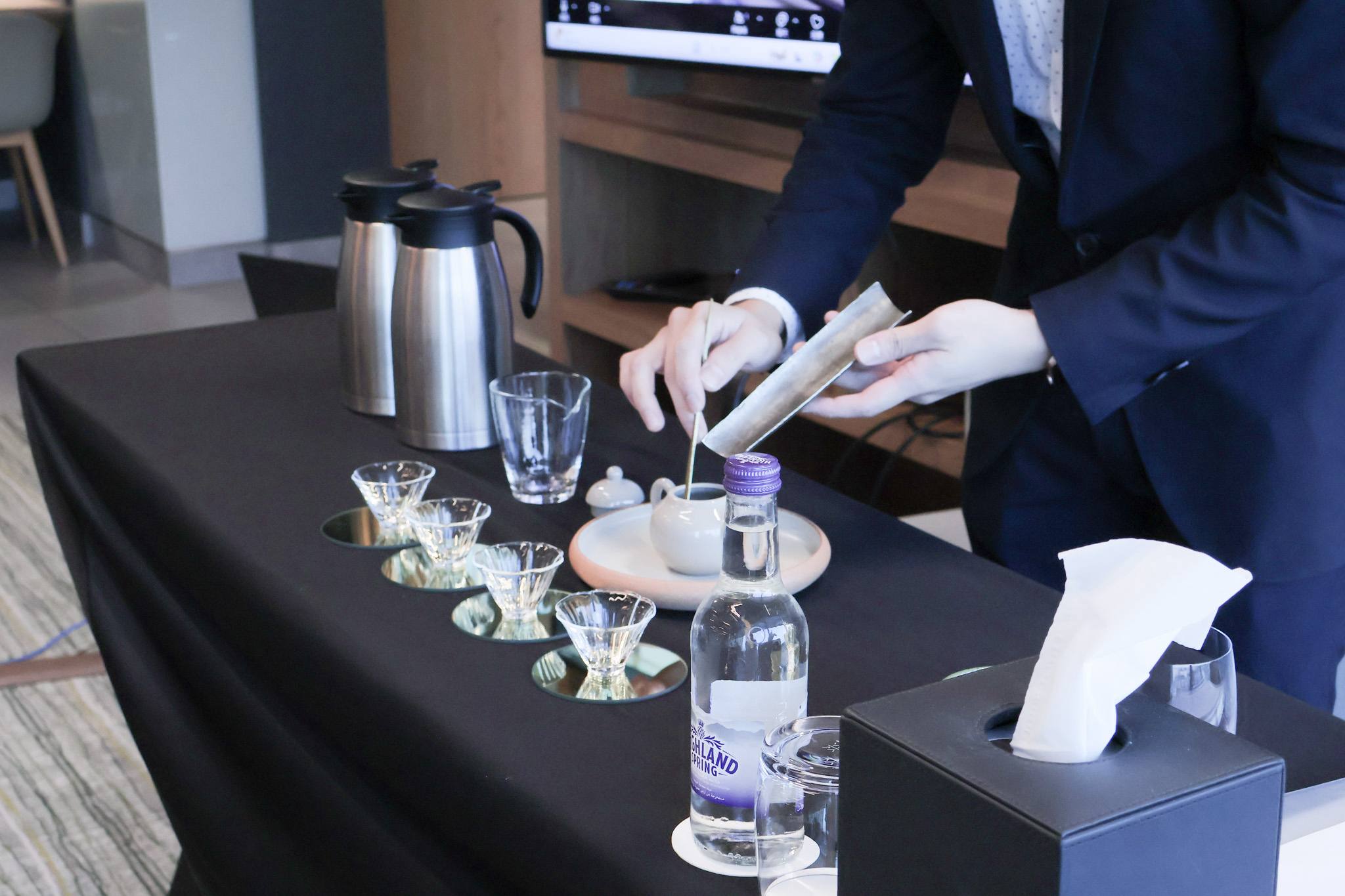 114年11月8日「聽嶼茶會」，講師演示台灣茶藝。