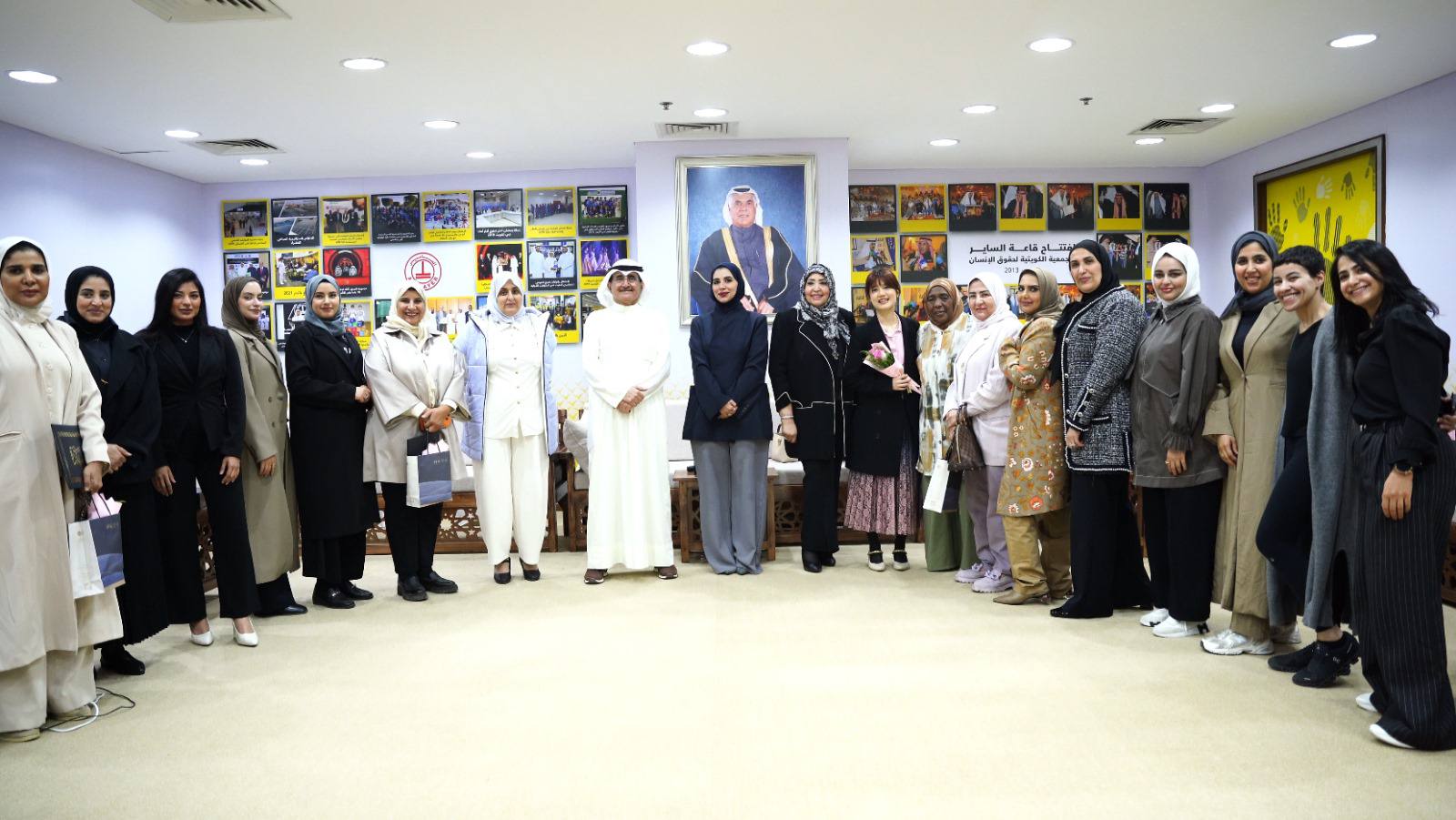 2025年12月10日舉辦證書頒贈結業典禮，本處秘書前往致贈花束及台灣茶，恭喜學員結業。