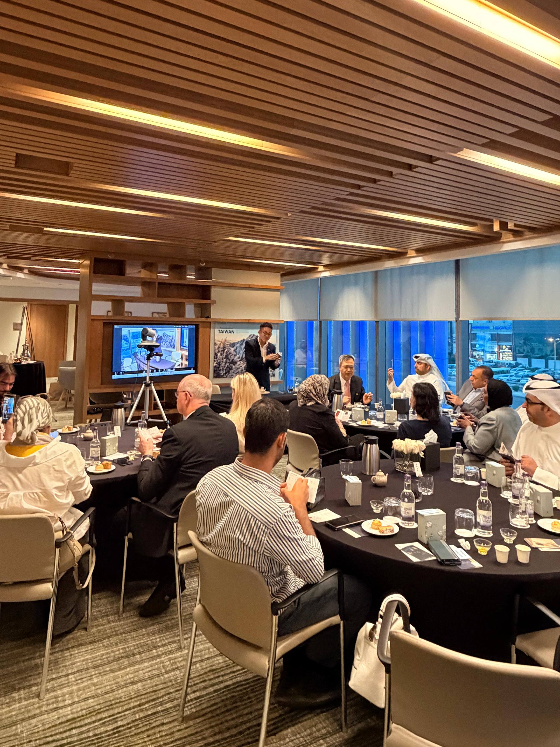 Our office hosts a tea party event ''Brewing Together: Taiwanese Tea and Planetary Harmony'', having owner of the Taiwanese Tea Brand ''Yoo Shee Tea'' teach the attendees the original way of making tea.