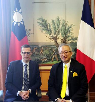 Le Représentant Amb. François Chihchung WU et le Directeur du Bureau Français de Taipei Franck PARIS reçoivent la médaille d'honneur du Conseil national des Sciences et des Technologies
