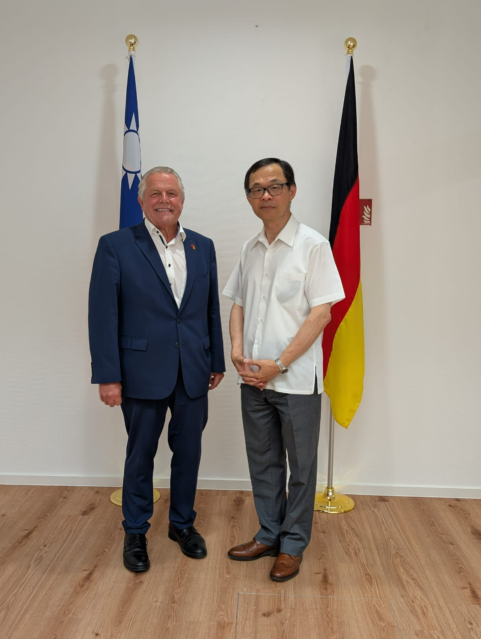 Begegnung in Frankfurt am Main: Mit Herrn Klaus-Peter Willsch, Vorsitzender des Freudeskreises Taiwan, vor der Taipeh Vertretung-ein Zeichen der Verbundenheit zwischen Hessen und Taiwan.