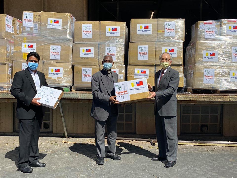 In a spirit of collaboration, Taiwan donated 200,000 masks along with two infrared thermal imaging cameras to the Vatican.
Cumulatively, Taiwan has already provided 480,000 face masks and other relief goods such as rice cookers and canned food to the Vatican in April alone.