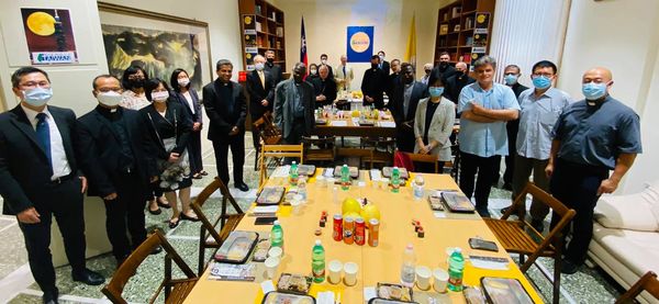 Mid-Autumn Festival is the traditional holiday celebrating harvest and normally a time for family or friends’ reunions. We are delighted to have our good friends here today to share a Taiwanese-style lunch and moon cakes made by the Grand Hotel in Taiwan and shipped all the way here.