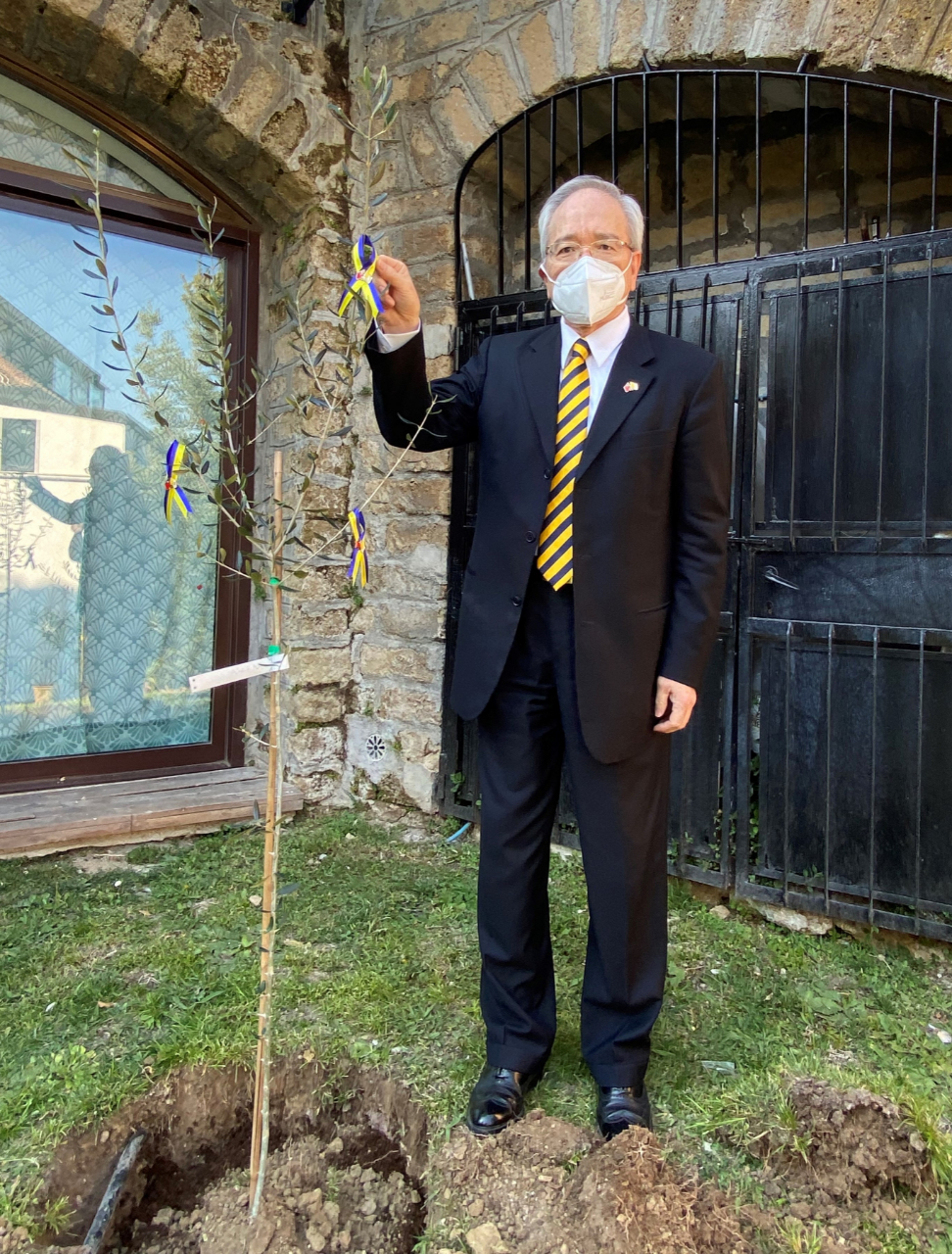 Taipei, March 27 (CNA) Taiwan and Vatican officials last week planted three olive tree saplings to symbolize the two countries' solidarity with war-torn Ukraine and their commitment to world peace, according to the Taiwan embassy in the Holy See.

The trees were planted by Taiwan's Ambassador to the Holy See Matthew Lee (李世明), Archbishop and Prelate Fabio Dal Cin, and Father Bernardino Giordano, the embassy said Saturday in a Facebook post.

The ceremony was held on the grounds of Lee's official residence in Rome, months ahead of the 80th anniversary of Taiwan-Vatican diplomatic ties, and it also had two other layers of significance, according to the post.

The planting of the olive trees symbolized Taiwan and the Vatican's support for Ukraine and their commitment to world peace, including peaceful Taiwan-China relations, the embassy said.

In a symbolic gesture of support for Ukraine, the three saplings were draped in blue-and-yellow ribbons, the national colors of the Eastern European country, which is currently fighting off an attack by Russia, according to the post.

The ribbons were fastened with Taiwan-Vatican flag pins to highlight 80 years of thriving bilateral diplomatic relations, the post said.

At the ceremony, Dal Cin said the olive saplings were from the Basilica della Santa Casa -- a Marian shrine in Loreto, Italy, where Father Bernardino serves, and a major pilgrimage destination.

