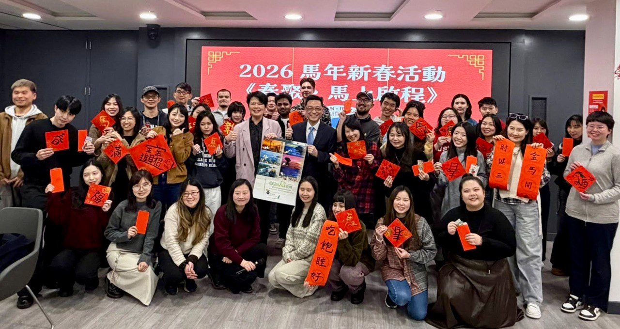 唐殿文大使（中）於2026年2月10日晚間出席「愛爾蘭台灣學生會｣（Taiwan-Ireland Student Association, TISA）成立大會暨新春活動，與旅愛多校台灣學生熱絡交流並合影。
