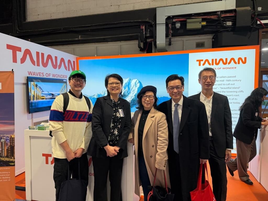 Ambassador Tang and his wife (second and third from the right), Deputy Section Chief Eric Chang (first from the right), Principal Evan Furlong of the Dublin School of Mandarin Chinese (second from the left), and exhibition visitors had a group photo together.