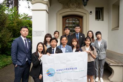Dr. Huang met with the WHA Taiwan Youth Delegation.