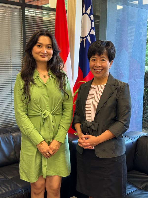 Ambassador Su meets with Zumretay Arkin, spokesperson of World Uyghur Congress  