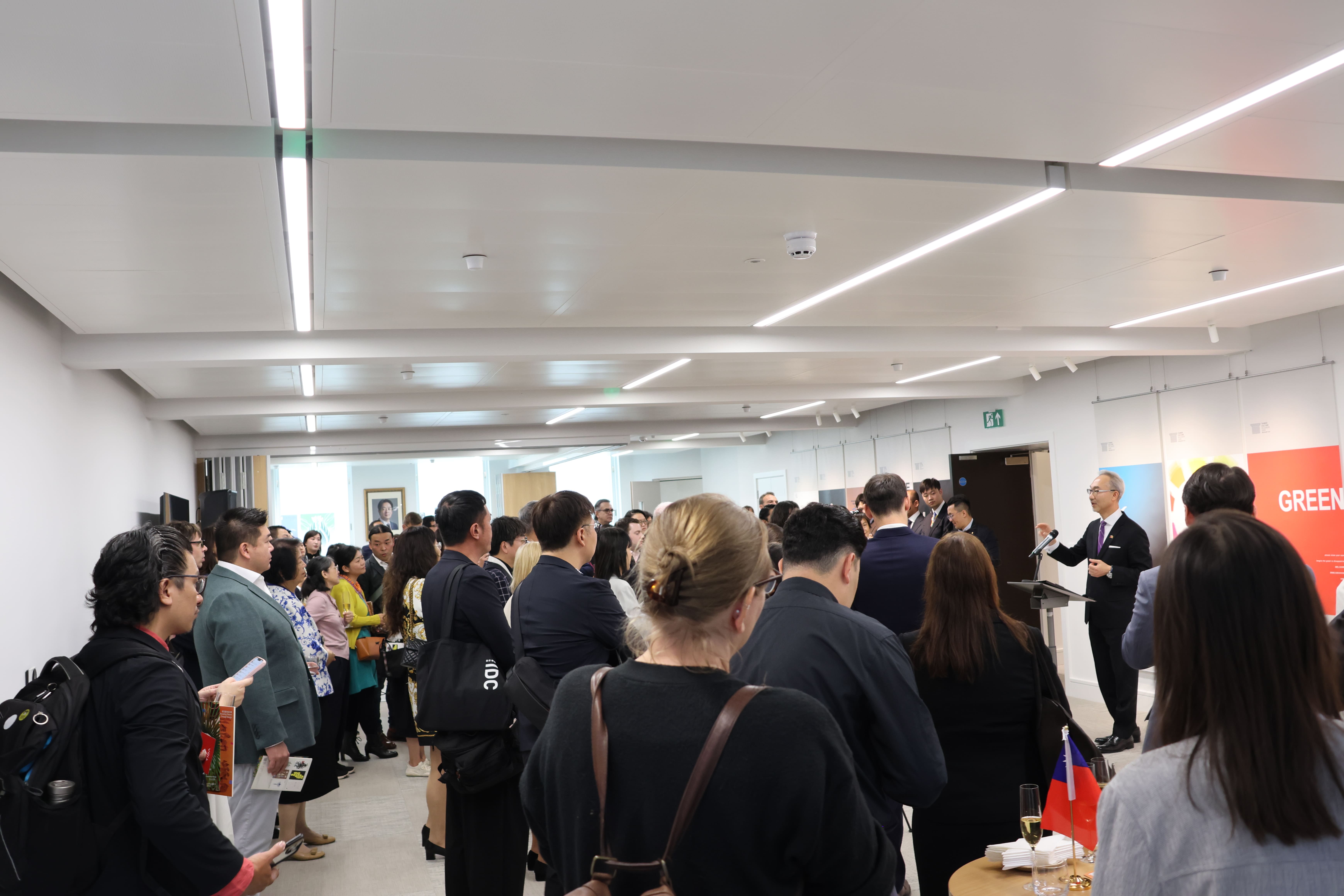 本處於2025年9月10日舉行新館舍開幕酒會暨「看見台灣設計展」，姚大使(圖右站立致詞者)於會中致詞。