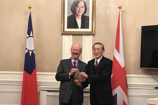 TRO presents UK Prime Minister’s Trade Envoy to Taiwan with Award for Special Contribution to Taiwan Tourism