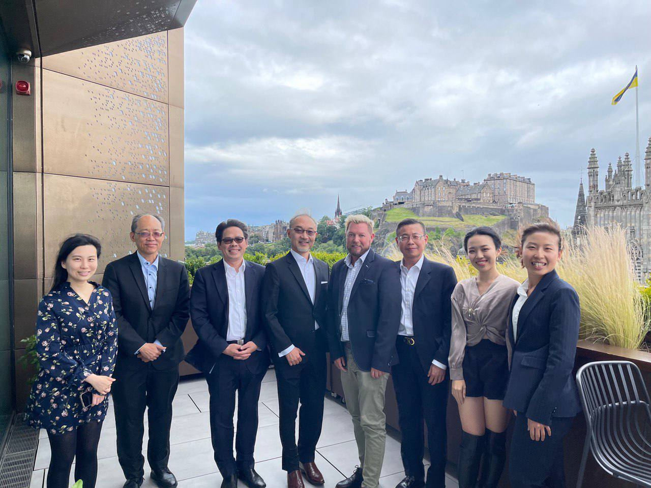 Taiwan Representative in the U.K., Vincent C.H. Yao, has a picture with the co-chair for the Scottish Parliament Taiwan Group Hon. Jamie Greene. D.G. Chi-Hua Ding and other colleagues are in the presence.