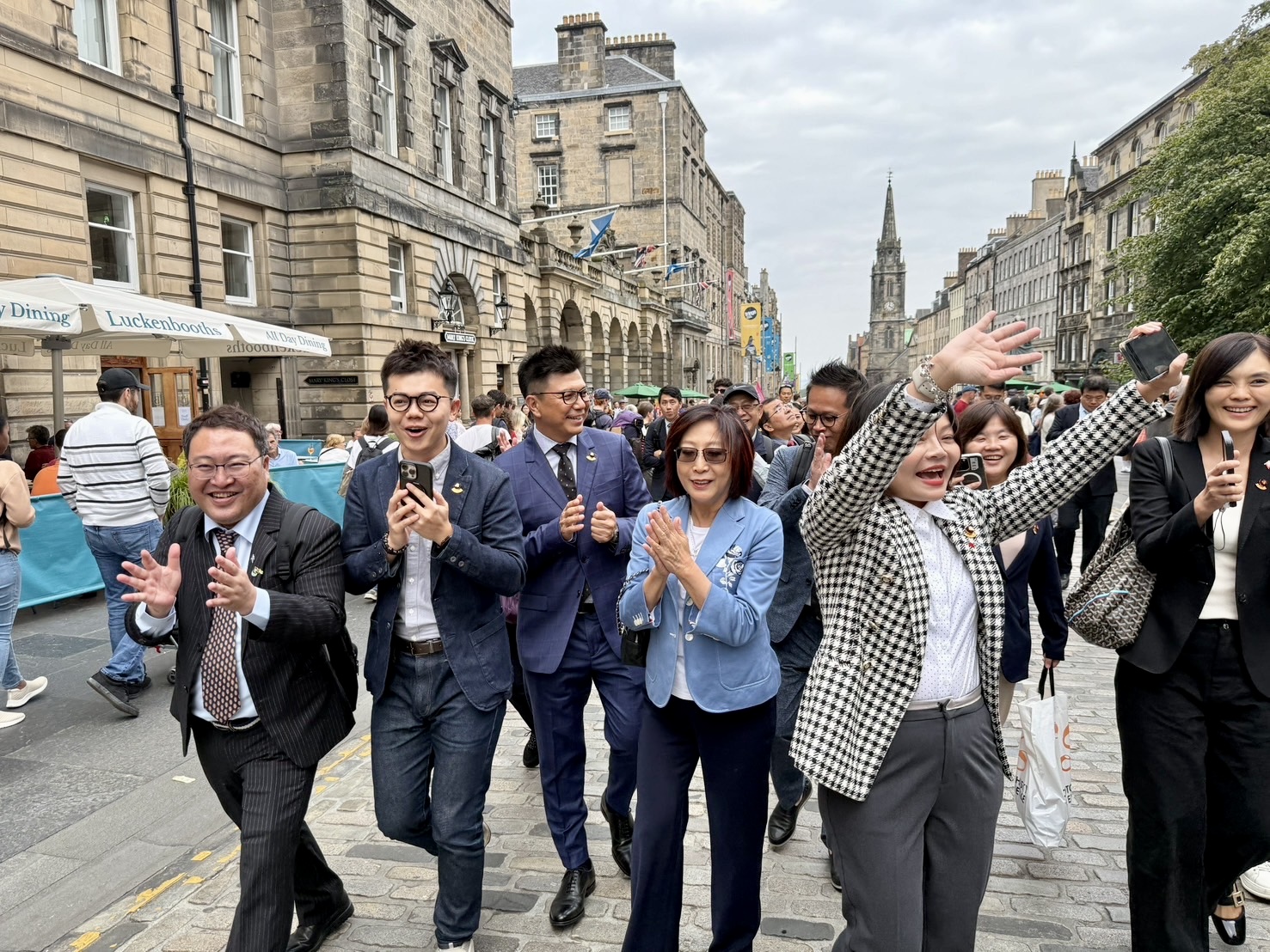 Speaker KANG and Kaohsiung councillors sang Taiwanese song at Royal Mile