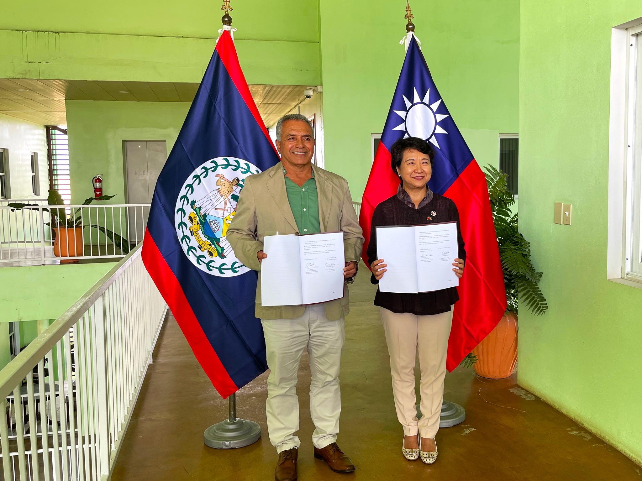 徐大使與貝里斯永續發展部長Orlando Habet簽署「貝里斯複合災害風險管理能力強化計畫」執行協議