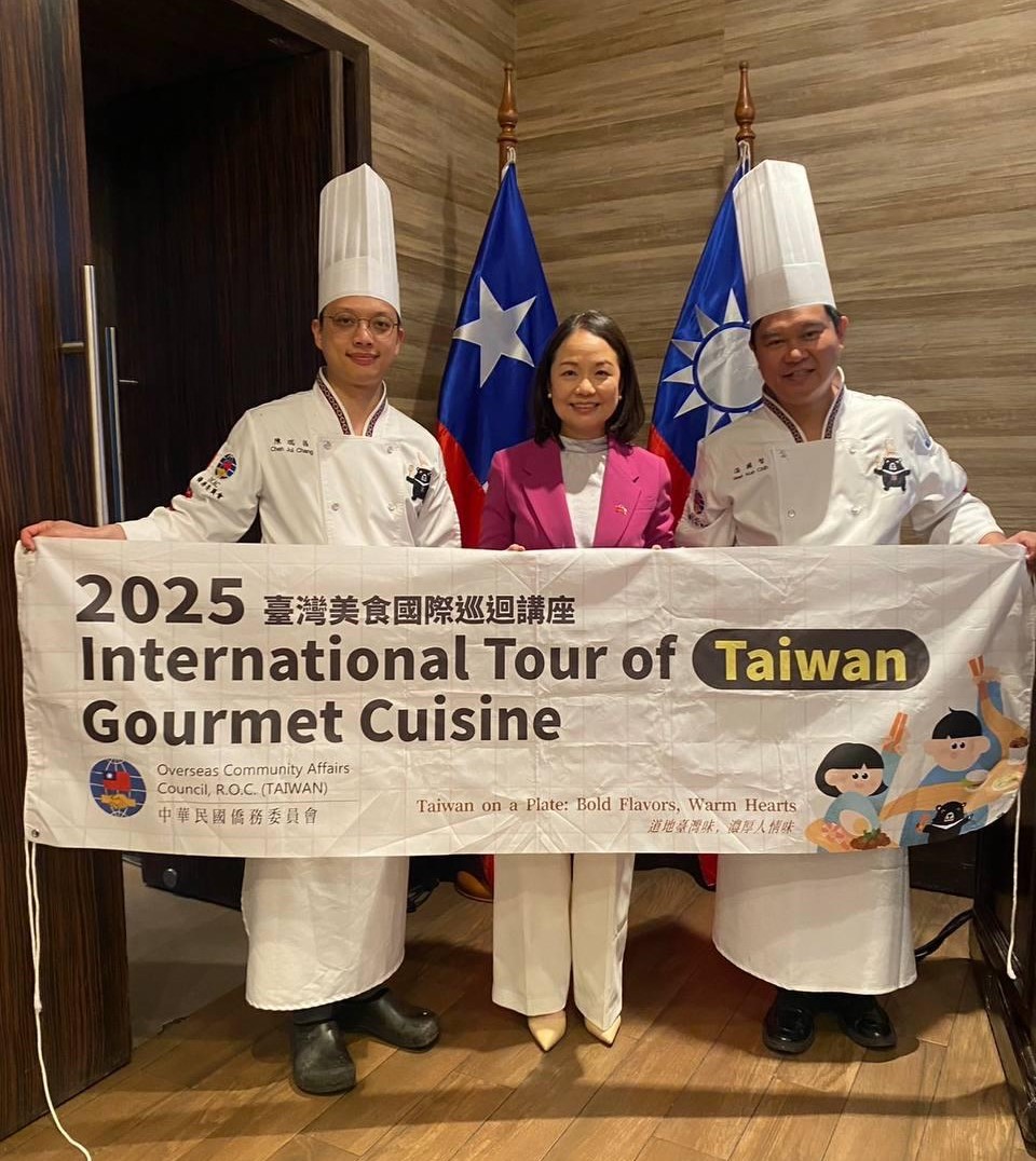 駐智利代表劉聿綺與溫國智與及陳瑞昌兩位主廚合影
