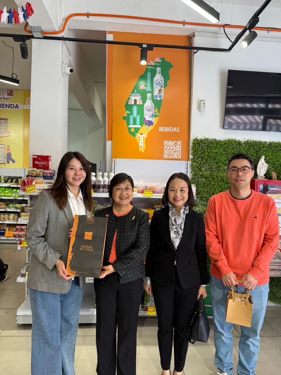 徐委員長佳青參訪智利台灣超市