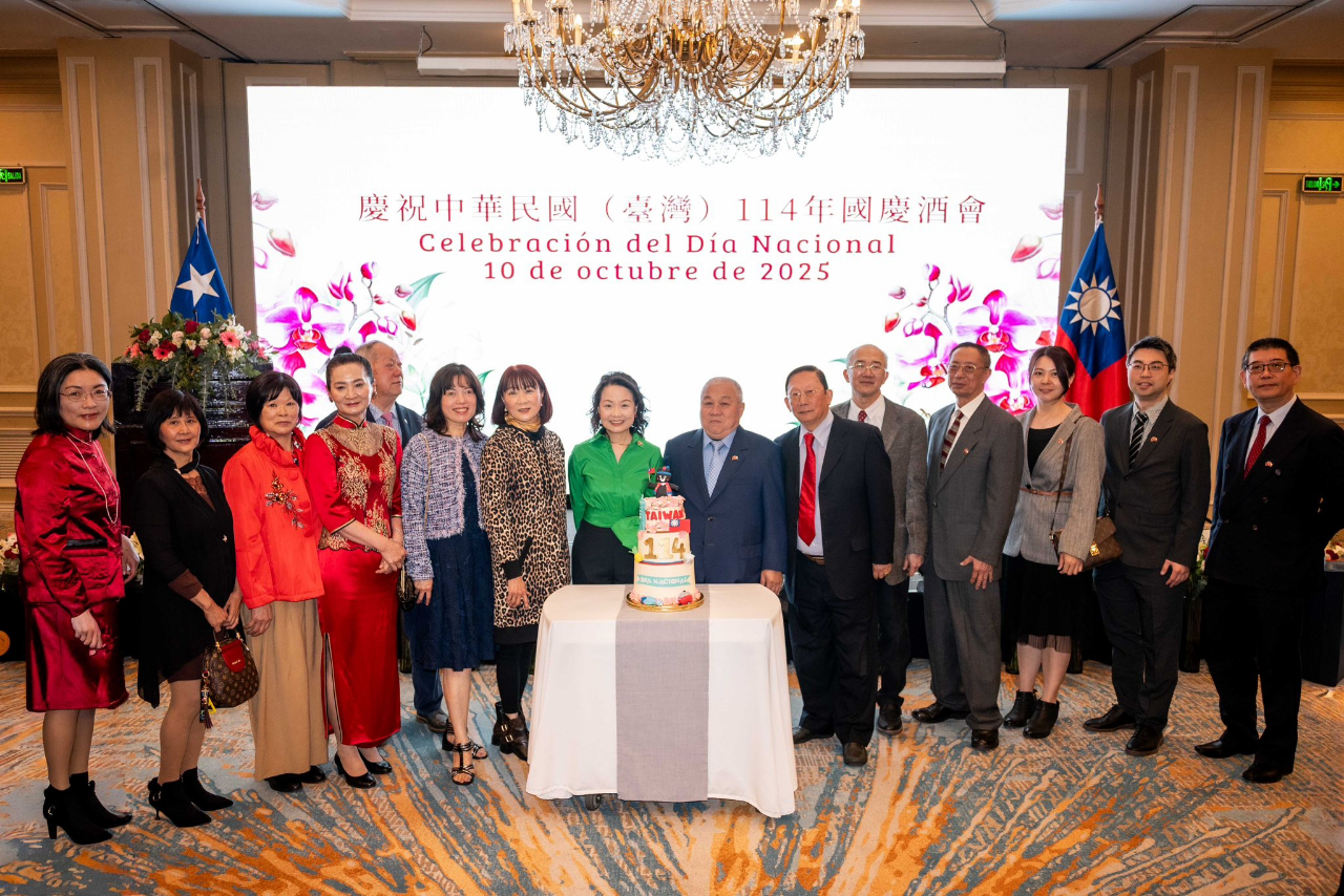 劉代表與智利僑界代表合影