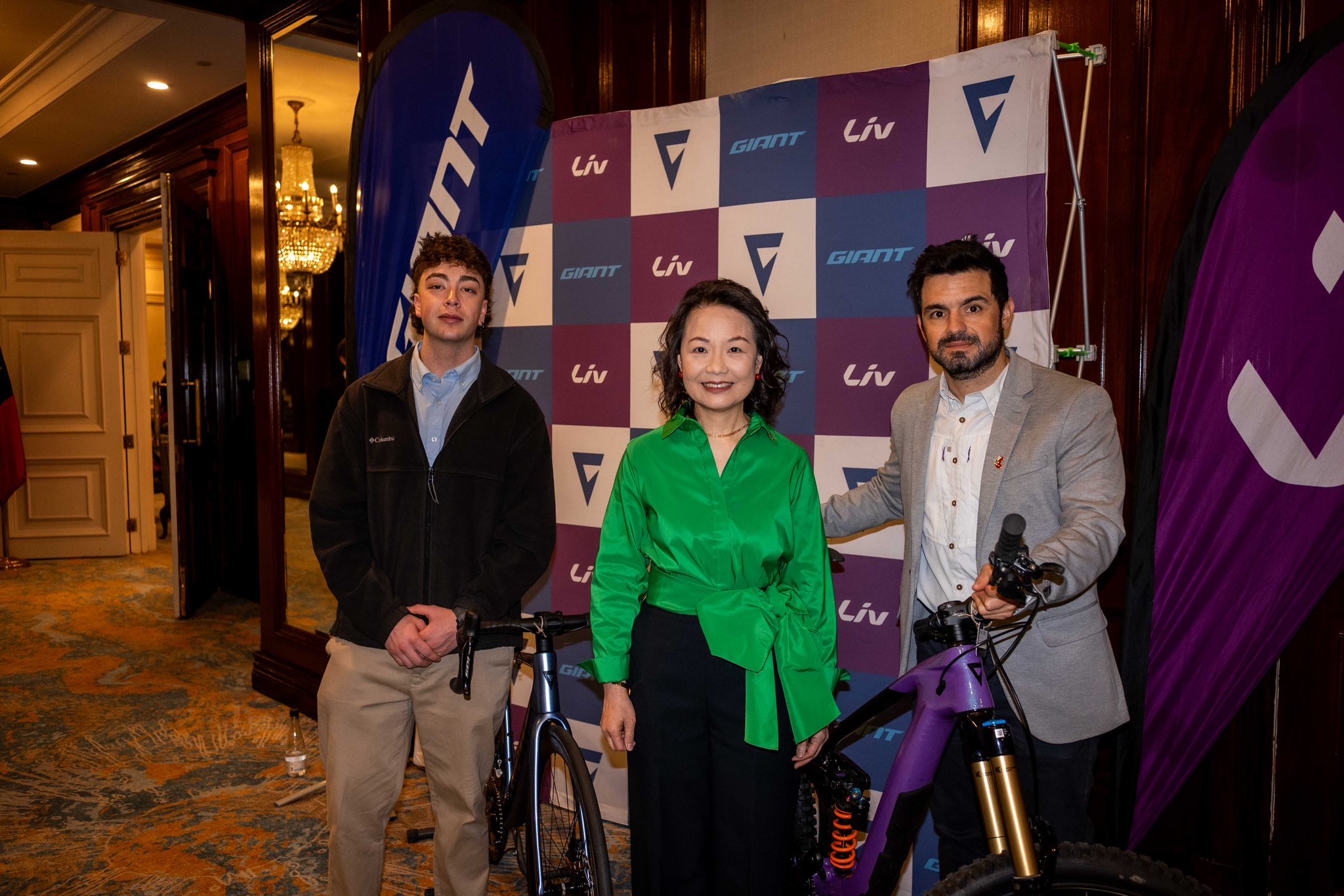 劉代表與捷安特廠商合影