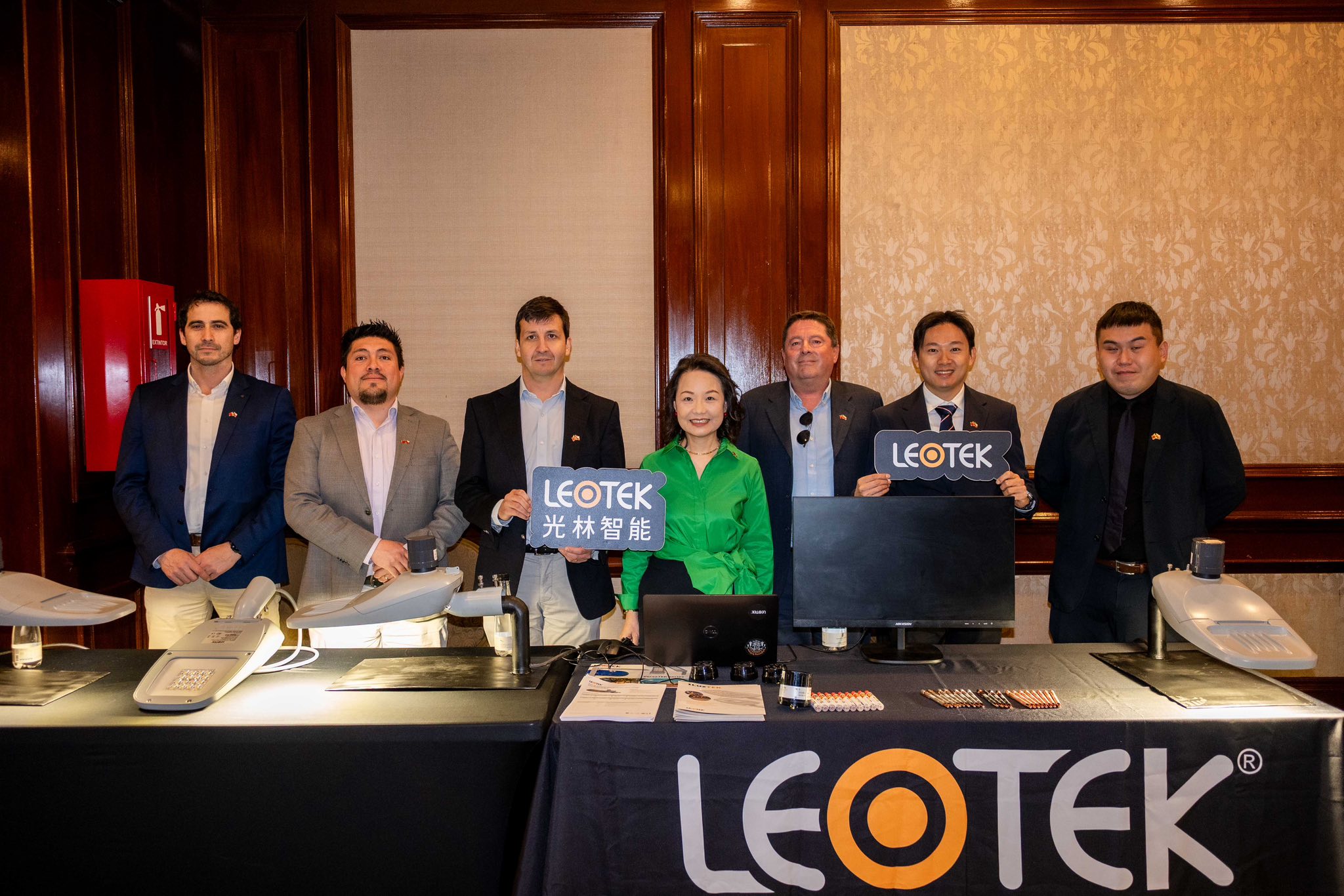 劉代表與光林智能廠商代表合影