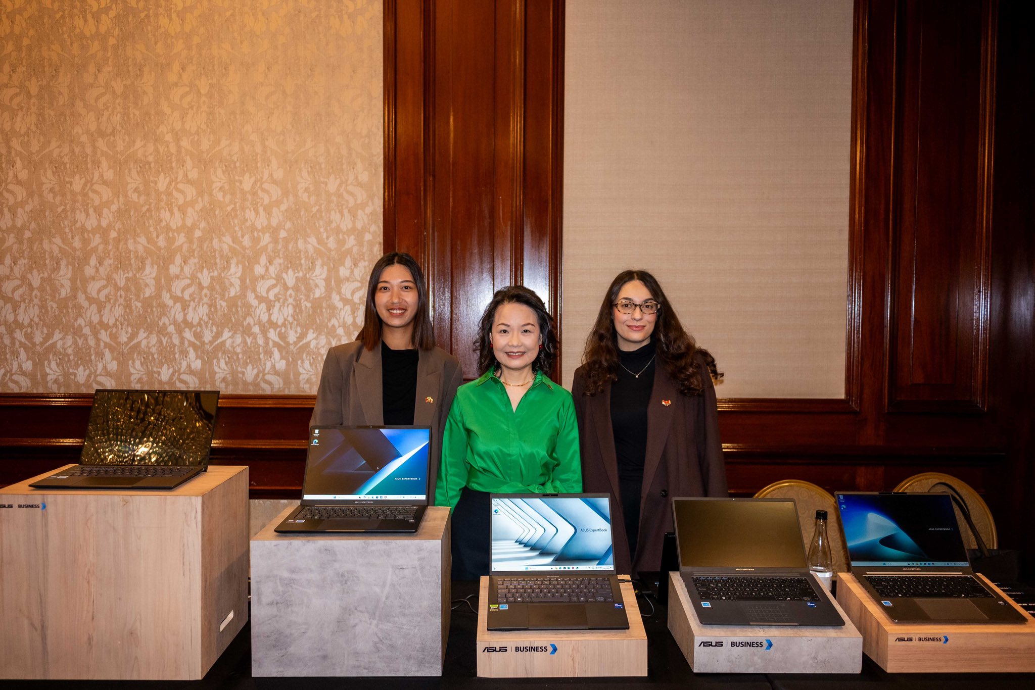 劉代表與華碩廠商代表合影