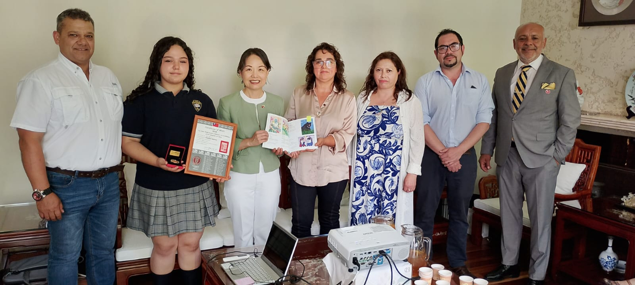 駐智利代表劉聿綺代表頒發獎狀、獎章及畫冊予G生。