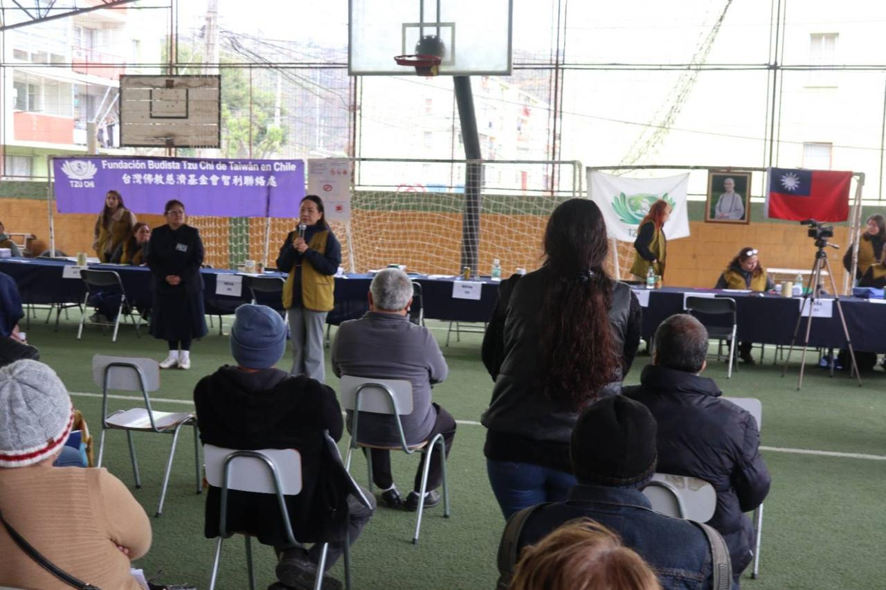 Silvia Yu-chi Liu, Directora General de la Oficina de Economía y Cultura de Taipéi, Taiwán, brindó un discurso a las familias presentes previo a la entrega de las Gift Cards. Agradeció la labor de los voluntarios pertenecientes a la fundación Tzu Chi y dio palabras de aliento a las víctimas de los incendios. 