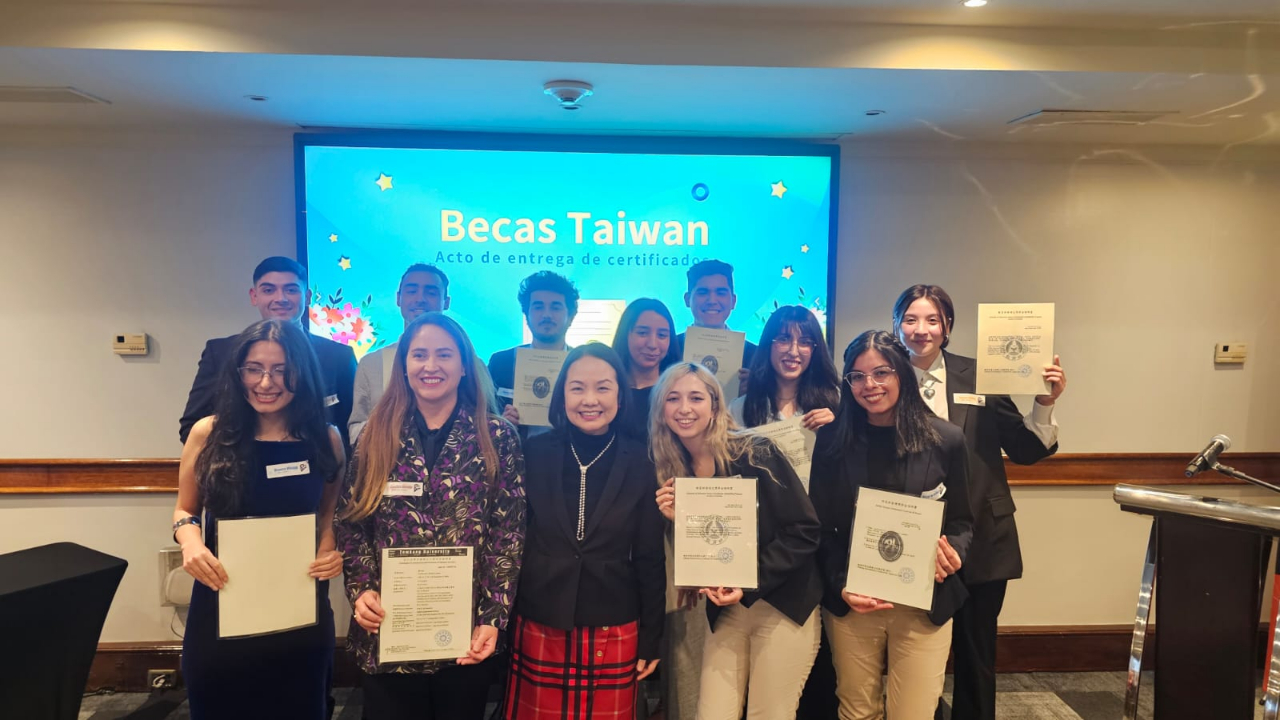 Embajadora Silvia Yu Chi Liu con los becaros de Beca MOFA, Beca Huayu y Beca de Programa Maestría Ejecutiva de Estudios de Asia-Pacífico América Latina a Distancia