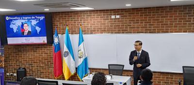 Embajador Miguel Tsao discute tema de Taiwán con estudiantes de la Universidad Rafael Landívar