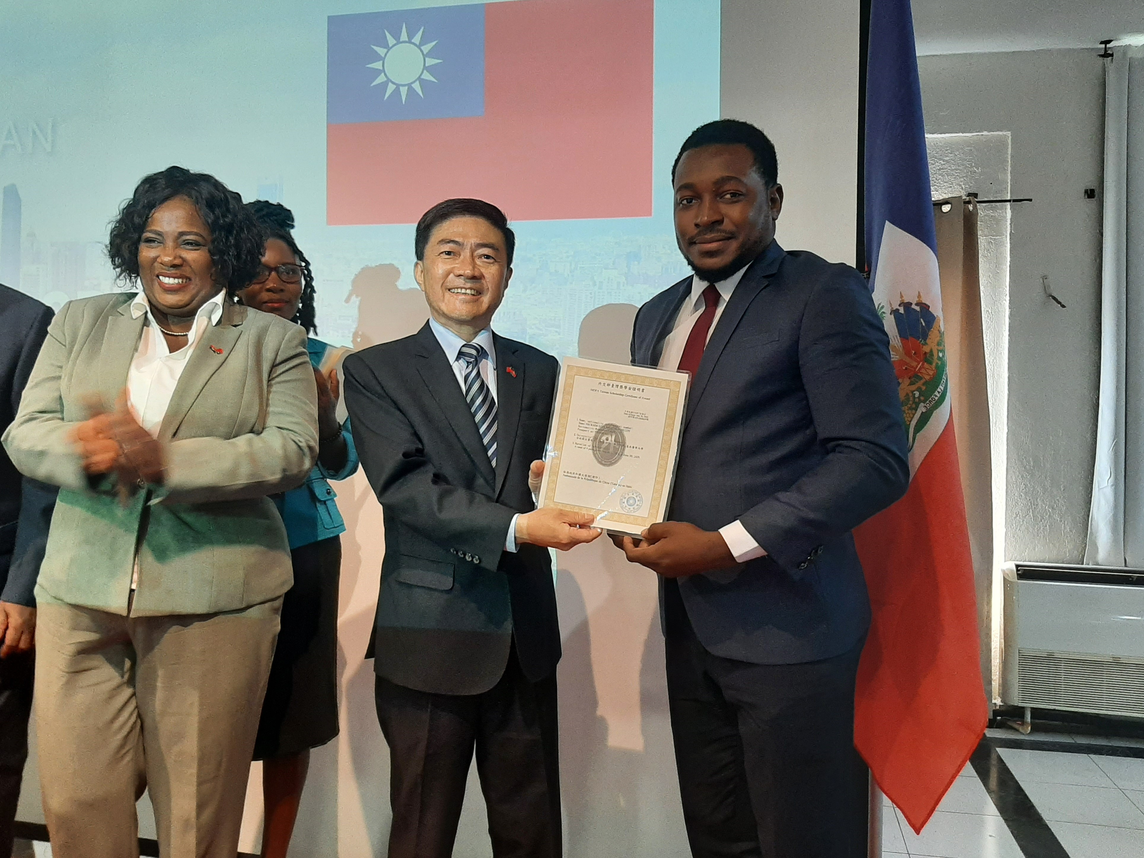 胡大使頒發2025年度唯一一位博士班學程學生 受獎證書