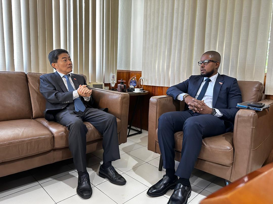 胡大使與FAES總經理Mr. COLLIN共同主持「救助人民計畫」(KORE PÈP)捐款典禮