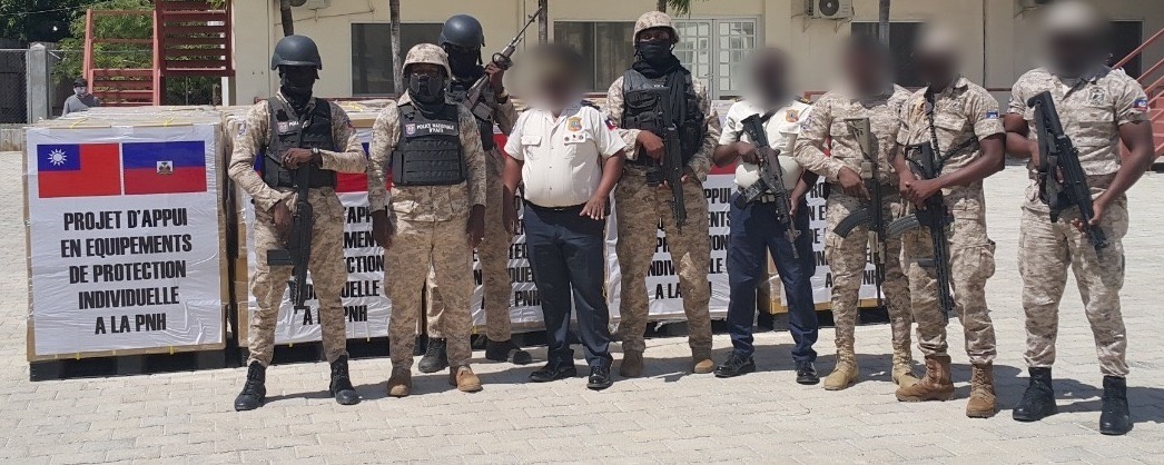 2024年9月19日正式移交300套防護裝備予「海地國家警察」（PNH），個人防護裝備援贈計畫圓滿告一段落