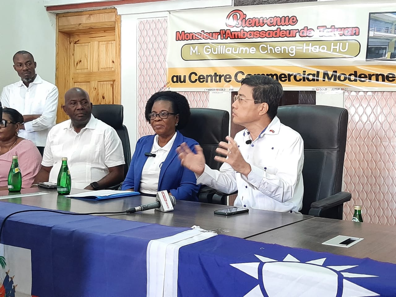 1.胡大使應邀參訪Tabarre市現代商業中心受「海地中小企業聯合會」(FHAPME)主席Marie Yanick MÉZILE LHÉRISSON女士等人熱情接待