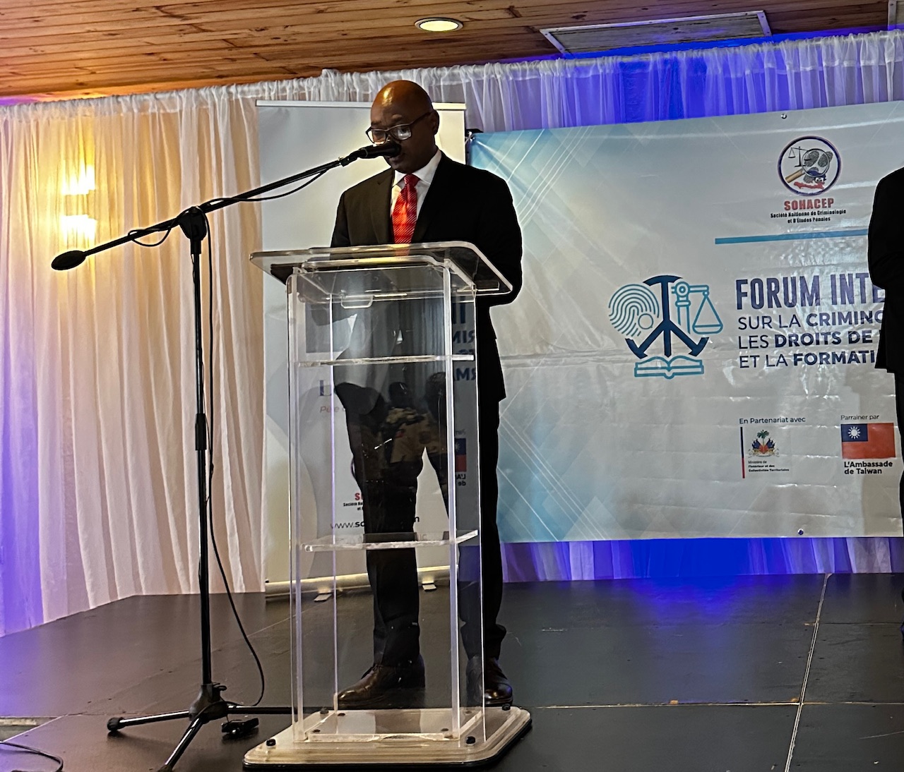 海地犯罪學與刑事學研究協會主席愛德華(Dr. Luckner ÉDOUARD)致詞
