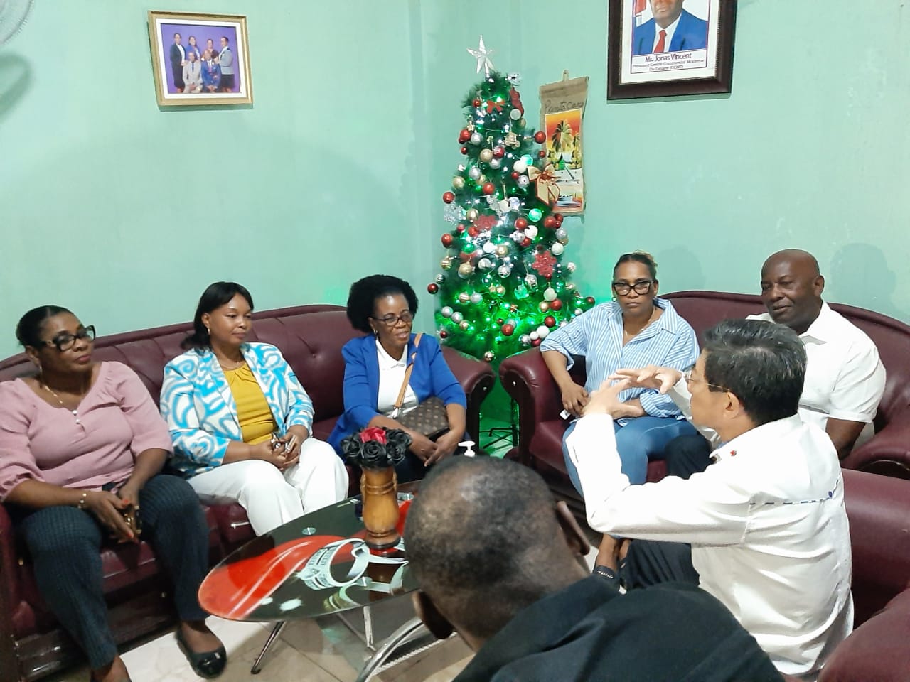 2.與FHAPME主席、商業中心主任及Delmas副市長等人交換意見